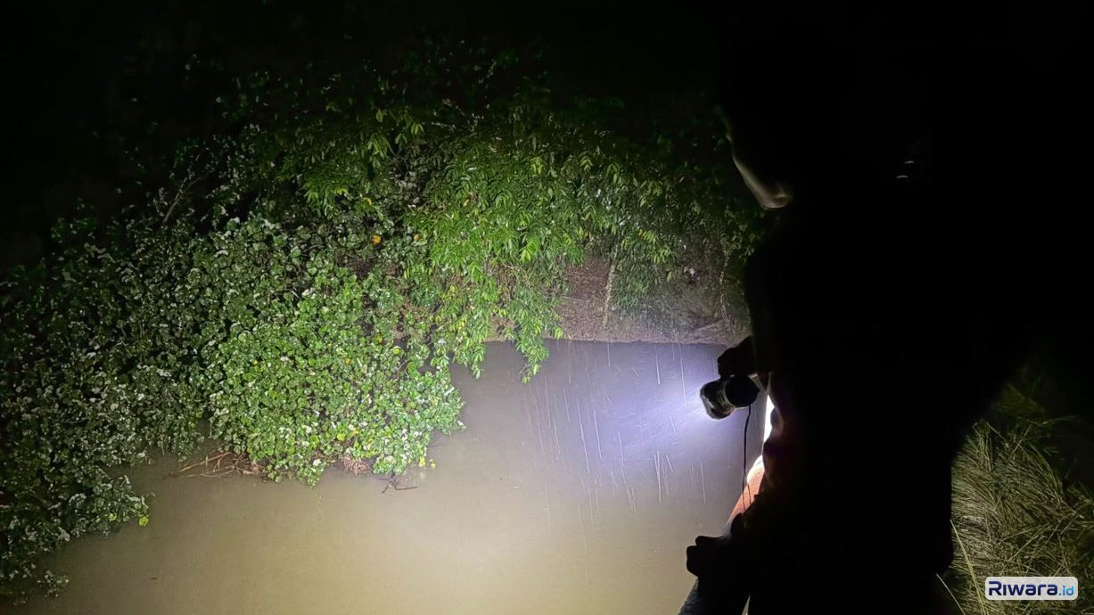Salah satu rescuer SAR gabungan meronda di malam hari untuk mencari jasad pria yang tenggelam di Sungai Kramacenil Kecamatan Jeruklegi Cilacap
